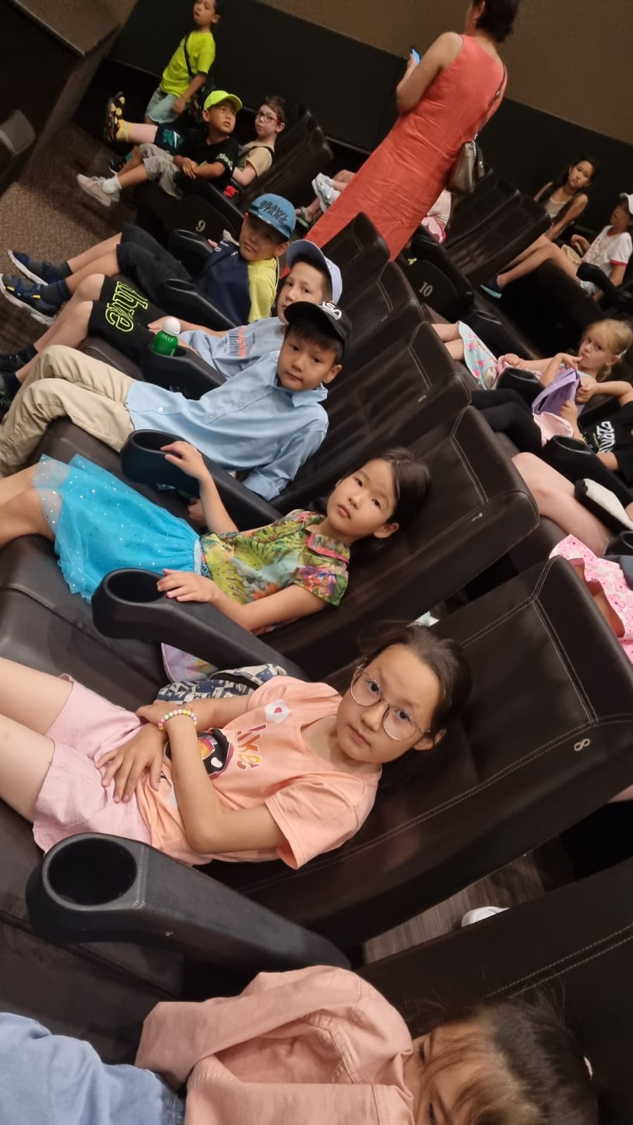 Мектеп жанындағы лагерьдің жоспары бойынша балалар Kinopark 11 IMAX Esentai Cinema кинотеатрында