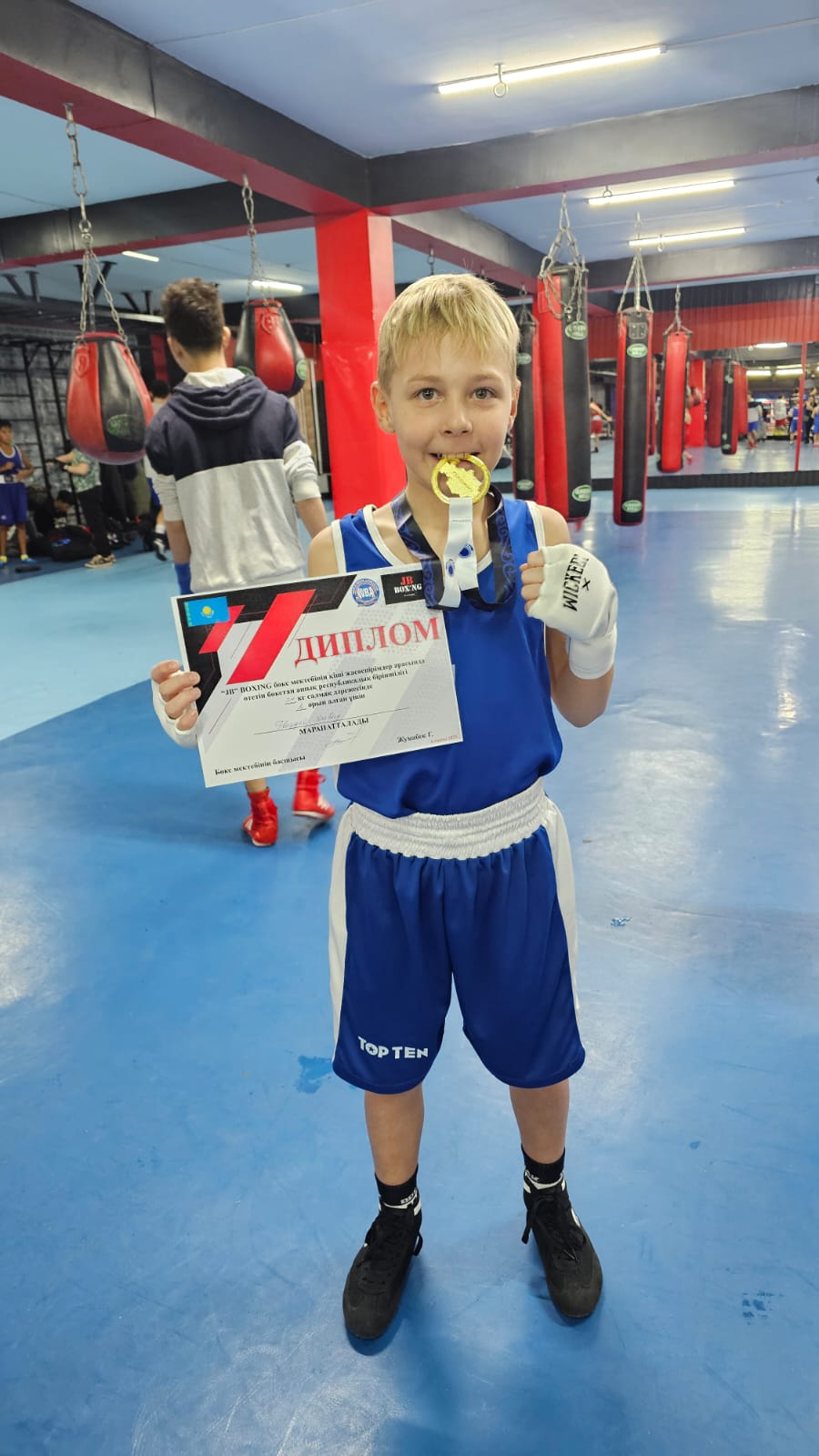 6б Гвоздев Д. занял 1 место по футболу.