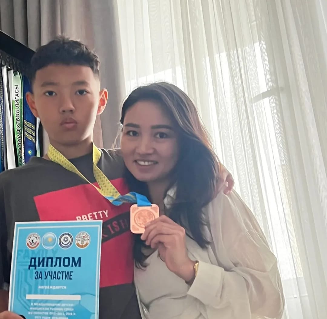 Наш ученик 6 Е класса, Аскат Алдияр, вместе со своей футбольной командой достойно представил нашу страну на международном турнире и занял почётное 3-е место!