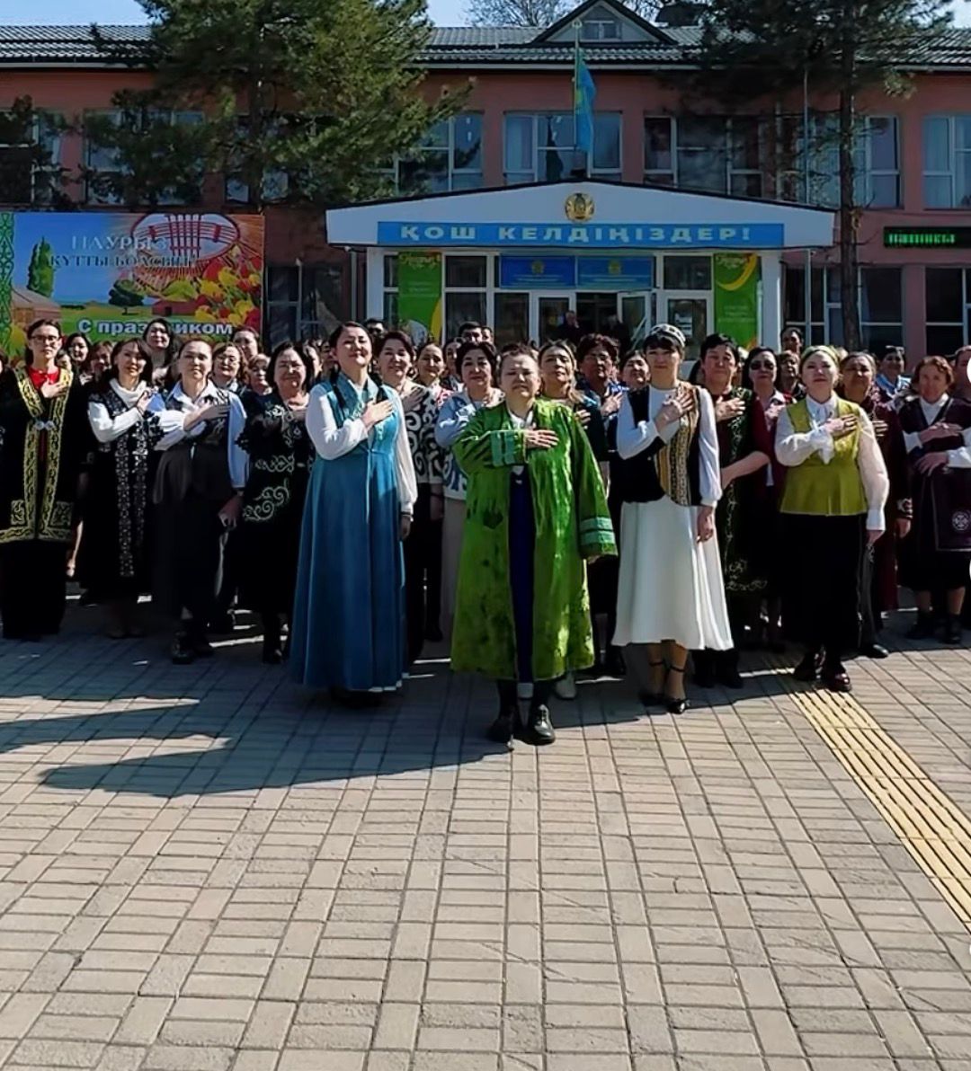 Алматы қаласы, Әуезов ауданы, №5 мектеп-гимназия басшылығы мен ұстаздары ұлттық құндылықтарды дәріптеу мақсатында «Ұлттық киім – ұлт айнасы» челленджін қолдап, білім ордасына ұлттық киіммен келді.