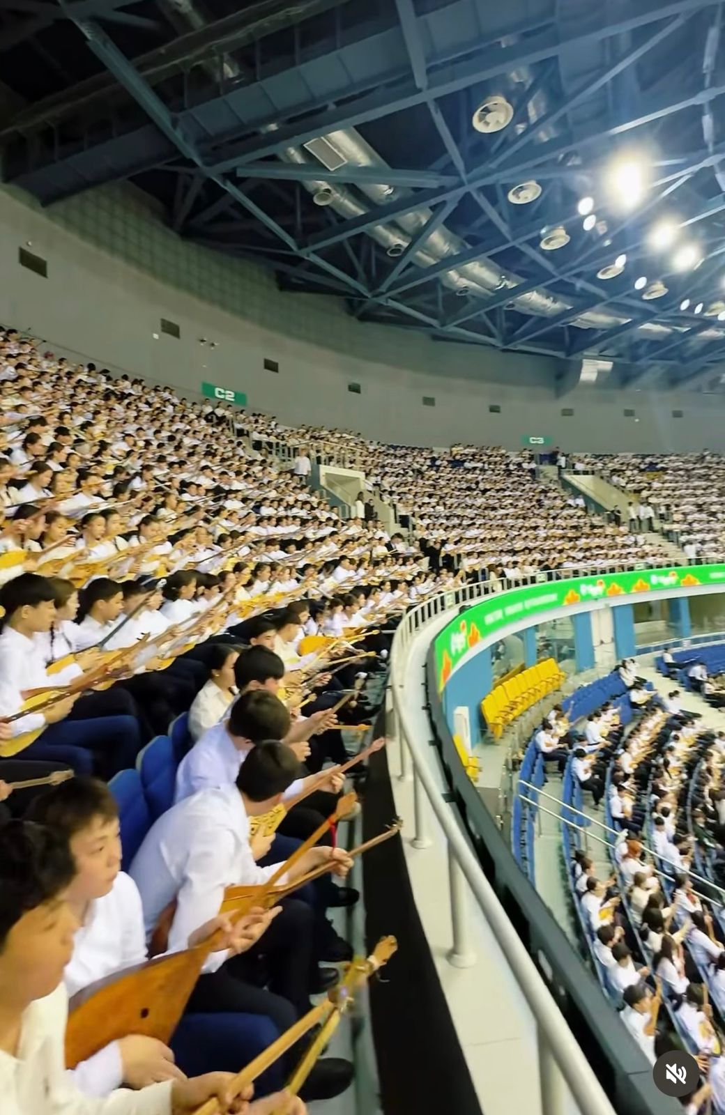 Алматымыздың қақ ортасындағы Алматы Арена алаңында 11 500 оқушы бір мезетте күй тартып, ұлттық өнерімізді әлемге паш етті.