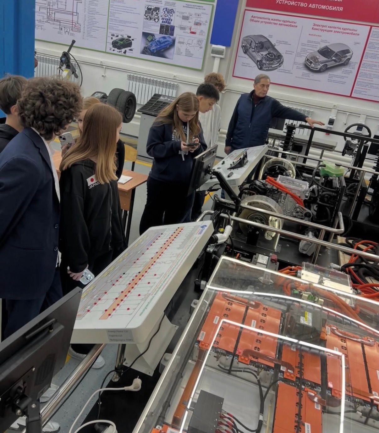 11.03.2026 учащиеся 9-10х классов школы-гимназии №5 Ауэзовского района посетили Алматинский технологический колледж.